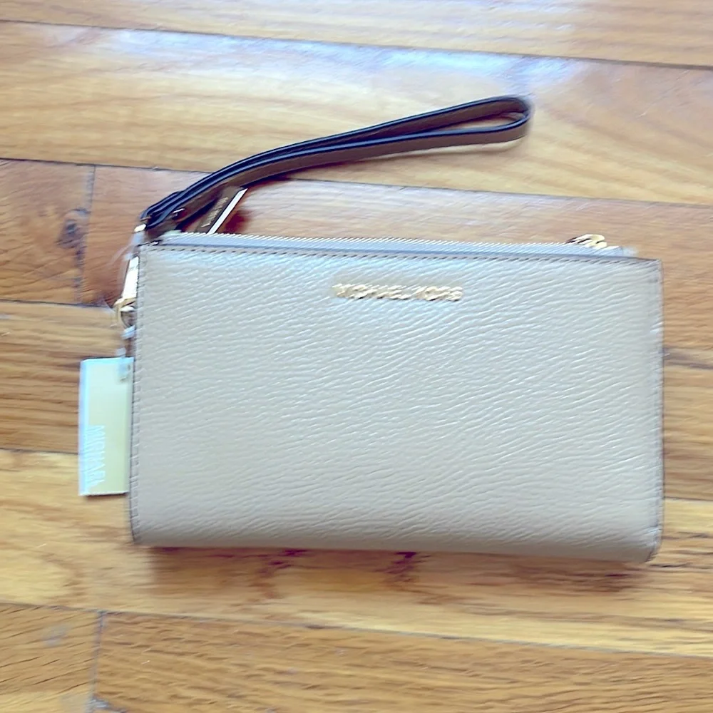 - Michael Kors Jet Set Double Zipper Wristlet. Color Camel . NWT